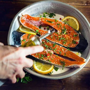 Omega-3 reichhaltiger Lachs in einer Pfanne.