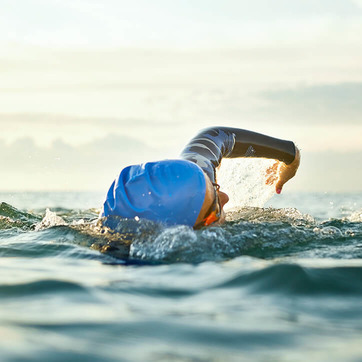 Frau schwimmt in Meer