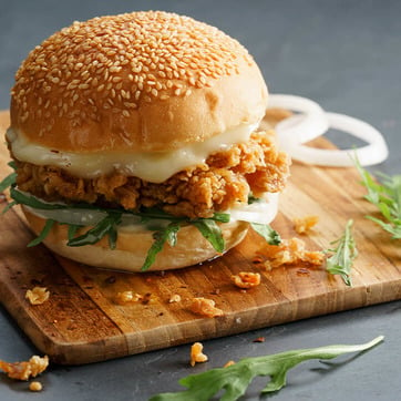 Chicken Burger auf Holzbrett