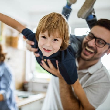 Vater und Sohn lachen und spielen