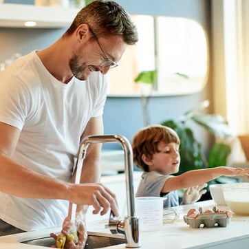 Ein Vater und sein Sohn versuchen einen Omega-3 reichhaltigen Kuchen zu backen.