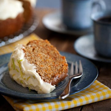 Karottenkuchen mit Frosting auf einem Teller