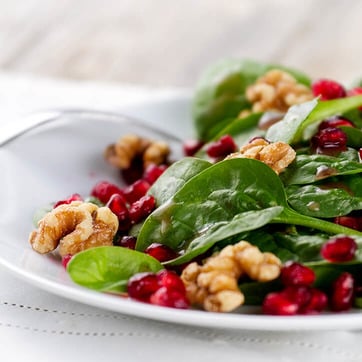 Salat mit Spinat Granatapfel und Walnüssen