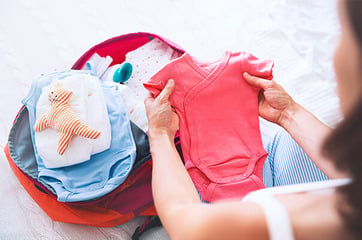 Frau packt Kliniktasche