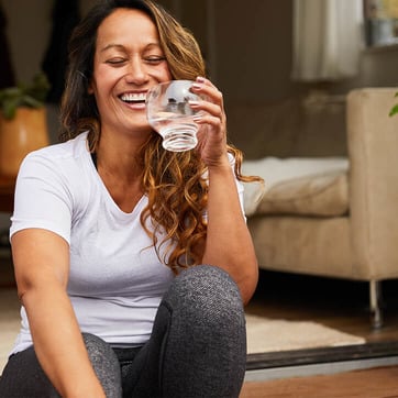 Frau mit Wasserglas