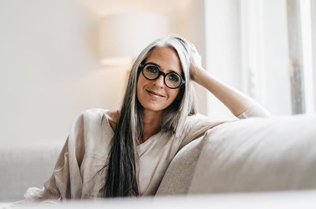 Frau mit langen grauen Haaren