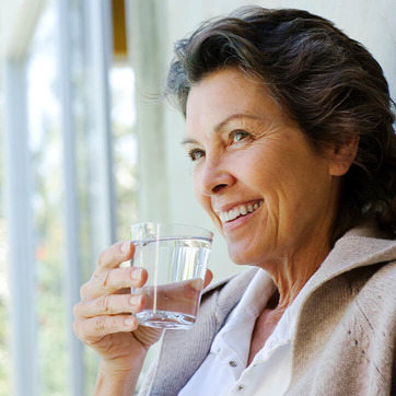 Ältere Frau trinkt Wasser