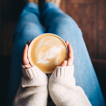 Frau hält Kaffeetasse